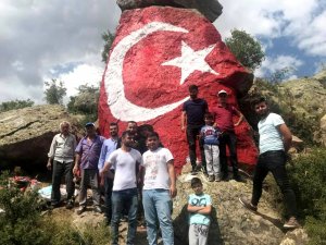 Şehitler anısına kayalığa Türk bayrağı çizdiler