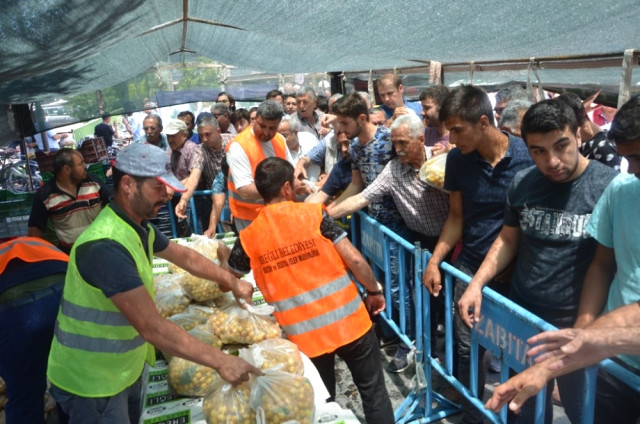 Ereğli Belediyesi Vatandaşlara Beyaz Kiraz Dağıttı