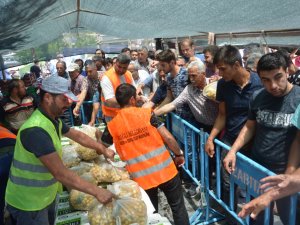Ereğli Belediyesi vatandaşlara beyaz kiraz dağıttı