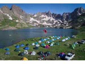 Teröristlerden temizlenen buzul göllerinde festival