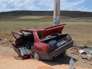 Otomobil elektrik direğine çarptı: 1 yaralı