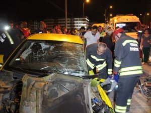 Ticari taksi otomobil ile çarpıştı 5 yaralı