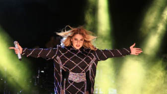 Hadise, Kaş'ta müzikseverlerle buluştu
