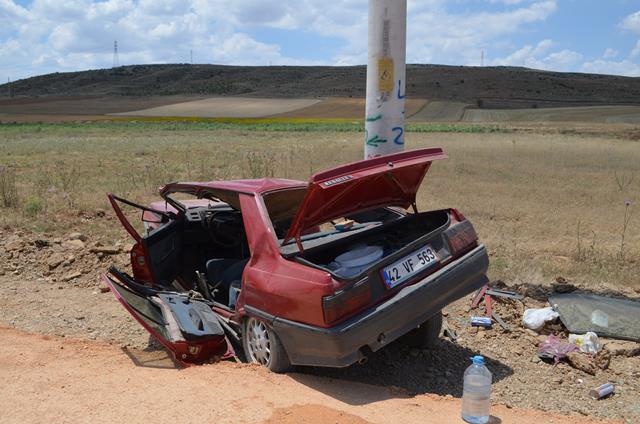 Otomobil elektrik direğine çarptı: 1 yaralı