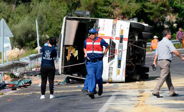 Tarım işçilerini taşıyan minibüs devrildi: 3 ölü, çok sayıda yaralı