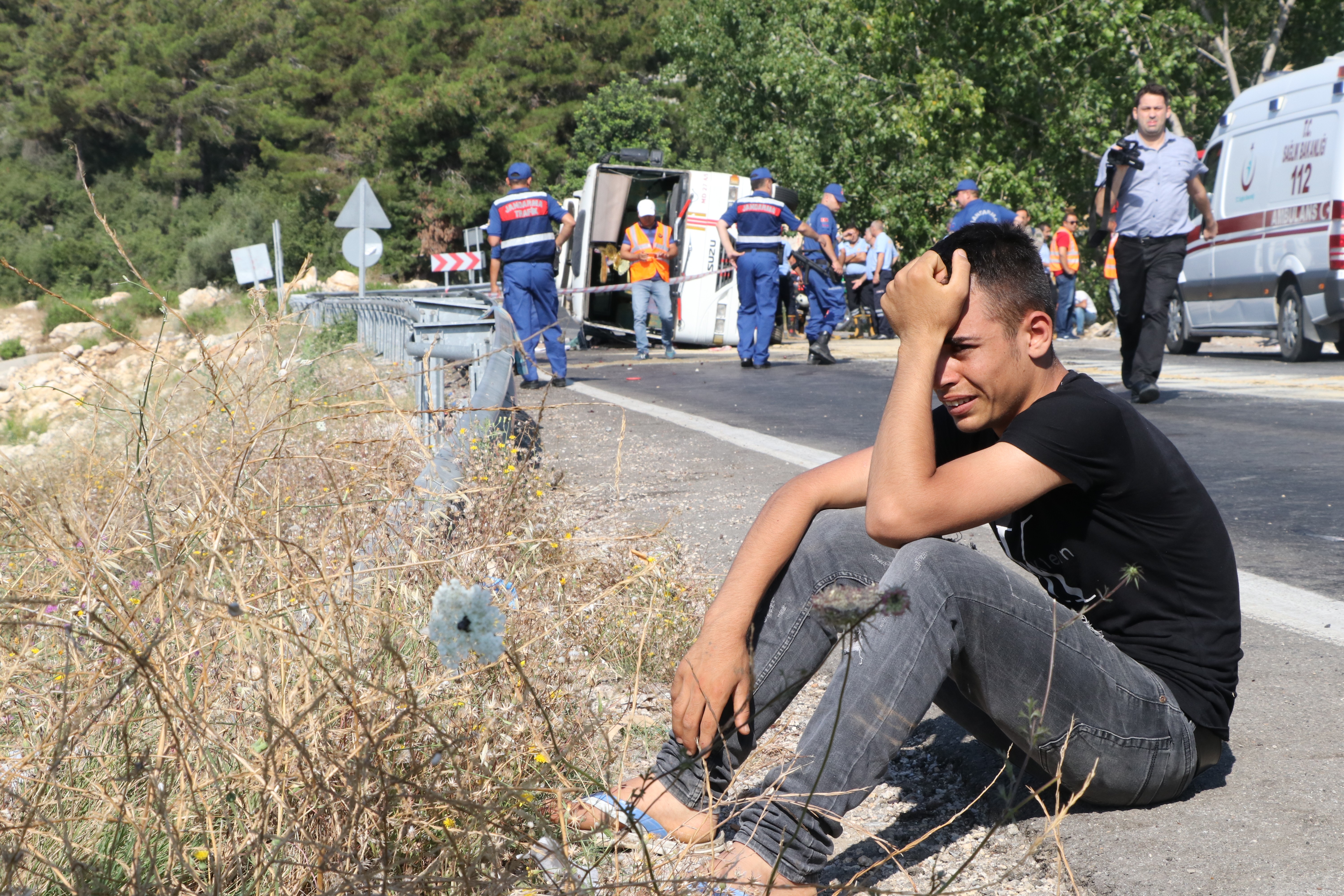 Mersin'de 'Kanlı viraj'da feci kaza: 3 ölü, 16 yaralı