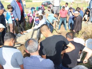 Minik Leyla son yolculuğuna uğurlandı