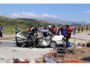 Sivas'ta iki otomobil çarpıştı: 5 ölü, 5 yaralı