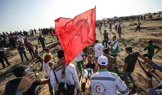 İsrail askerleri Türk bayraklı Filistinliyi vurdu!