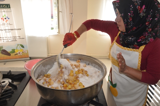 Beyaz kiraz reçeli raflarda