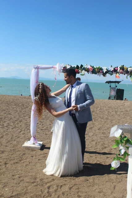 Doktor çift, Beyşehir Gölü kıyısındaki plajda evliliğe 'evet' dedi