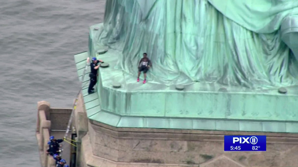 New York'taki Özgürlük Heykeli'nde şok protestolar