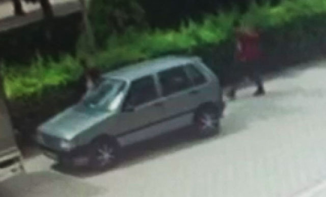 4 çocuğun park halindeki otomobili çalma anı kamerada