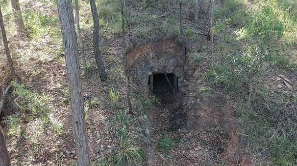 Evinin bahçesinde tünel buldu!