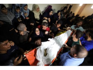 İsrail askerlerinin şehit ettiği Filistinli toprağa verildi