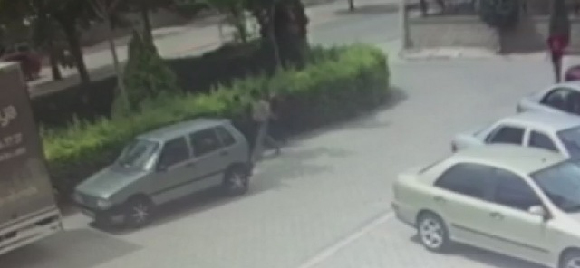 4 çocuğun otomobili çalma anı kamerada