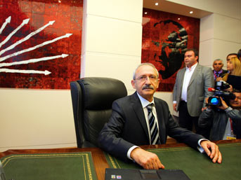 Kılııçdaroğlu koltuğa yapıştı!