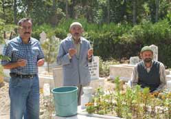 Meydanbaşı Mezarlığı harap