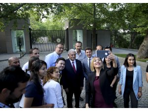 Başbakan Yıldırım basın mensuplarıyla vedalaştı