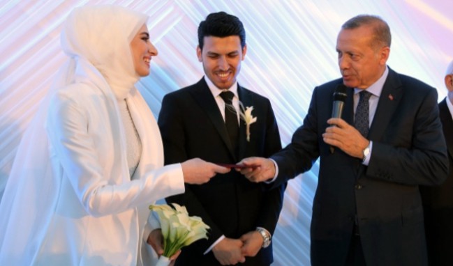 Erdoğan'dan genç çifte tavsiye