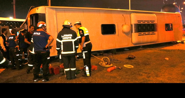 Tırla çarpışan yolcu otobüsü devrildi: 1 ölü, 13 yaralı