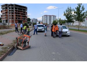 Otomobilin çarptığı asfalt işçisi ağır yaralandı