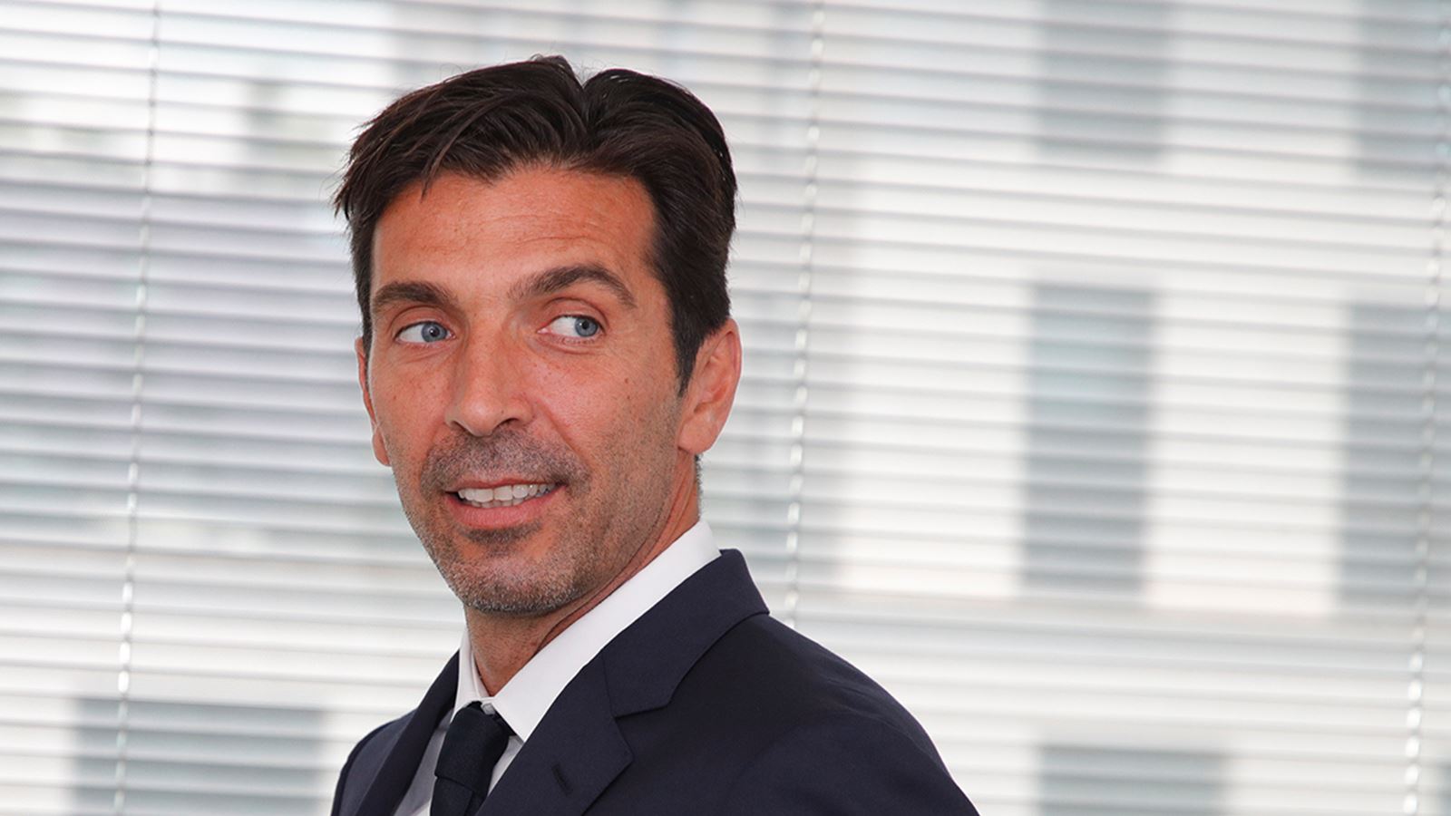 PSG'nin yeni kalecisi Buffon basına tanıtıldı