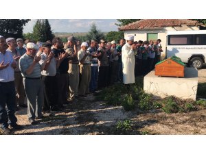 Eşini son yolcuğuna uğurladı