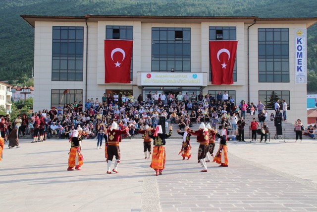 Dans ve halk oyunları ekipleri final yaptı