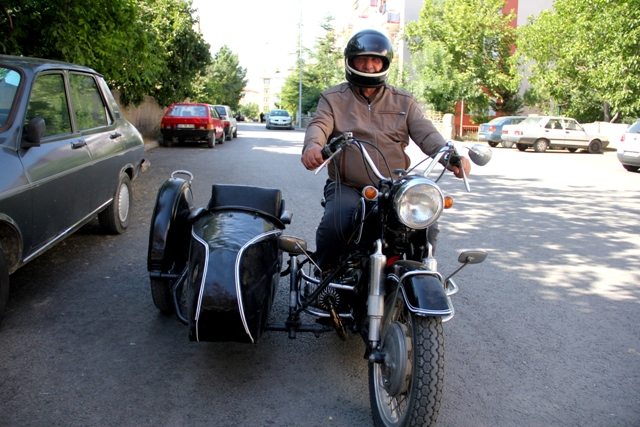 Yarım asırlık motosikletini yanından ayırmıyor