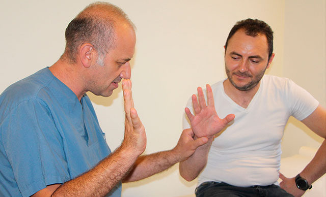 Kendi vücudundan kas nakli yapıldı, ellerini tekrar kullanmaya başladı