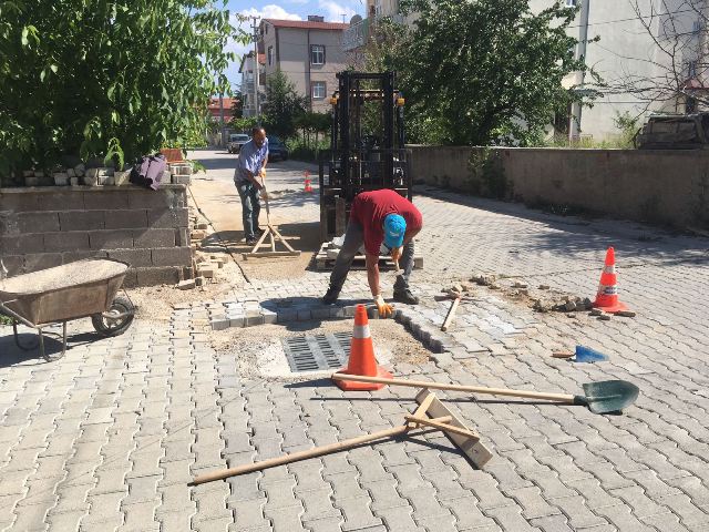 Beyşehir'de bozulan parke yollar onarılıyor