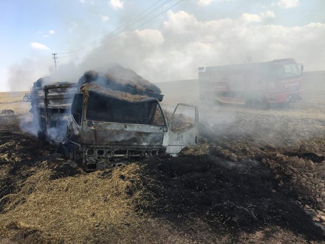 Tuzlukçu’da saman yüklü kamyon yandı