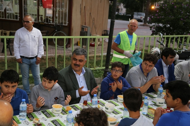 Başkan Özgüven Sabah Namazında Çocuklar Ve Vatandaşlarla Bir Araya Geldi