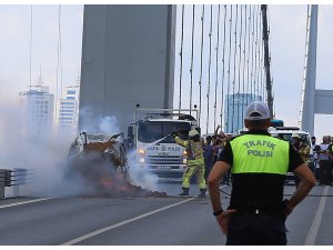 15 Temmuz Şehitler Köprüsü'nde otomobil yandı