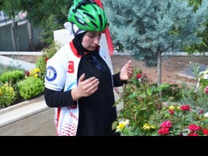 Pedal çevirerek şehit Ömer Halisdemir'in kabrine gidiyor