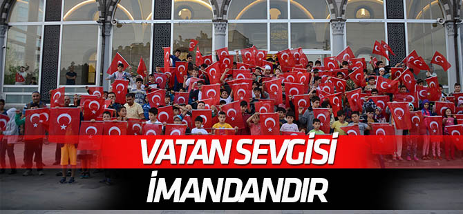 Çocuklar sabah namazına ellerinde Türk bayraklarıyla geldi