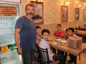 Sabah namazına camiye gelen çocuklara çorba ikram ediyor