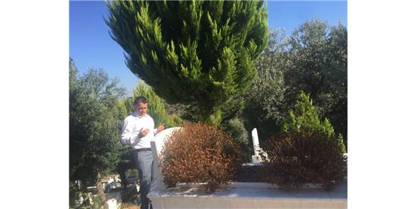 Bakan Pakdemirli, babası ve ablasının kabrini ziyaret etti