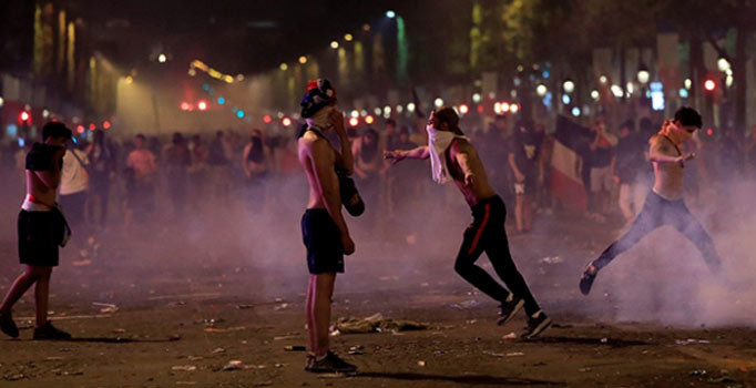 Fransa'daki şampiyonluk kutlamalarında 2 kişi öldü