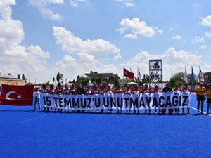 Hokey Milli Takımından 15 Temmuz pankartı