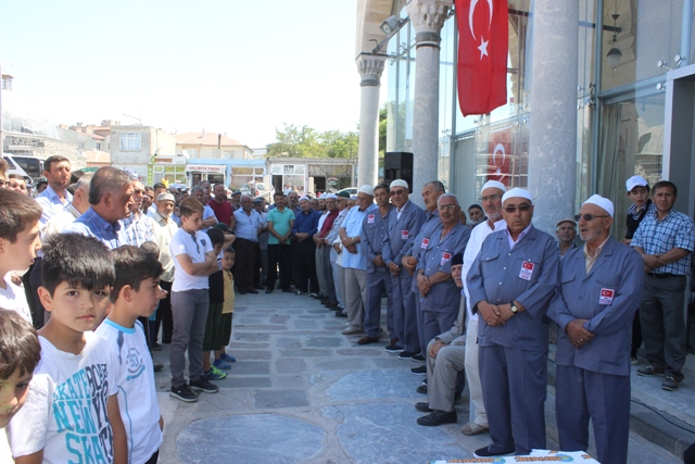 Karapınarlı hacı adayları uğurlandı