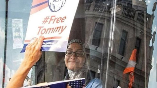 Başörtülü şoförün kullandığı otobüs İslam karşıtlarınca kuşatıldı