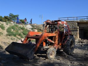Konya'da traktör devrildi: 2 ölü