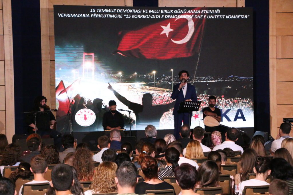 Tiran'da "Serdar Tuncer ile şiir dinletisi" programı