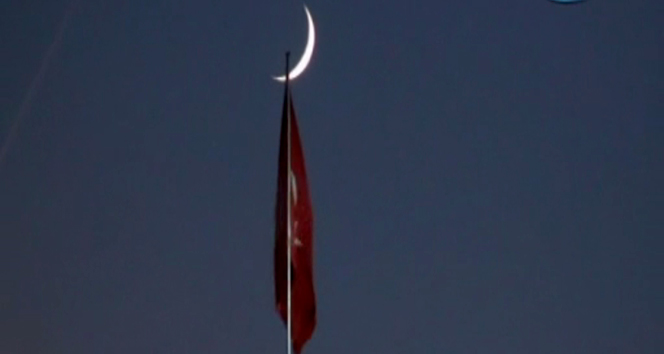 Taksim Camii üzerinde görülen hilal manzarası mest etti