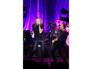 Robert Plant ve The Sensational Space Shifters konser verdi
