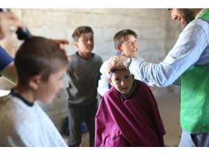 Gönüllü Türk berberler Suriye kamplarında