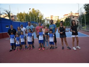 Geleceğin tenisçileri Yunusemre’de yetişiyor