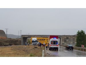 Tosya’da tır refüje çıktı: 1 yaralı